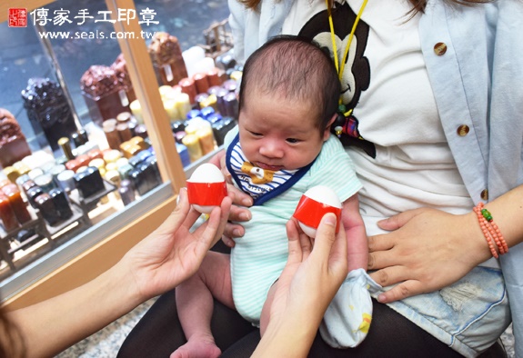 謝寶寶(台中北區嬰兒寶寶滿月剃頭理髮、免費嬰兒剃胎毛儀式吉祥話)。中國風會場，爸媽寶貝免費穿「日中韓」古裝禮服。專業拍照、DVD光碟、證書。★購買「臍帶章、肚臍章、胎毛筆刷印章」贈送：剃頭、收涎、抓周，三選一。 2015.11.15 照片3